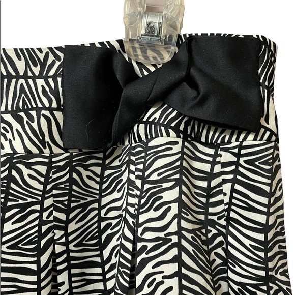 Black/white mini abstract zebra print pleated A-line skirt w/ black twisted bow. - Picture 3 of 5